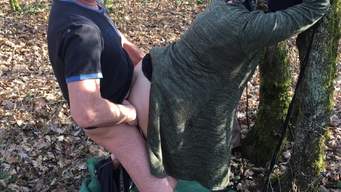 
	Une de nos soumises mise a contribution pour vider les randonneurs de passage
