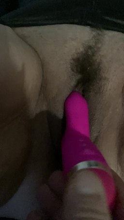 
	Mme joue avec sont vibro
