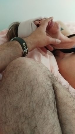 
	Elle et pr&ecirc;te &agrave; sucer d&#39;autres bites avec ce bandeau.
