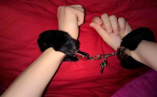 Menottes Fausse Fourrure Noir