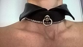 Collier Yoke, Cuir et cristaux Swarovski