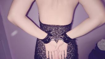 Menottes, Cuir d'agneau vernis