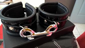 Menottes, Cuir d'agneau vernis