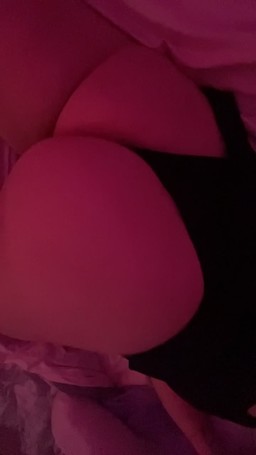 Donne moi la fessée que je mérites stp!!